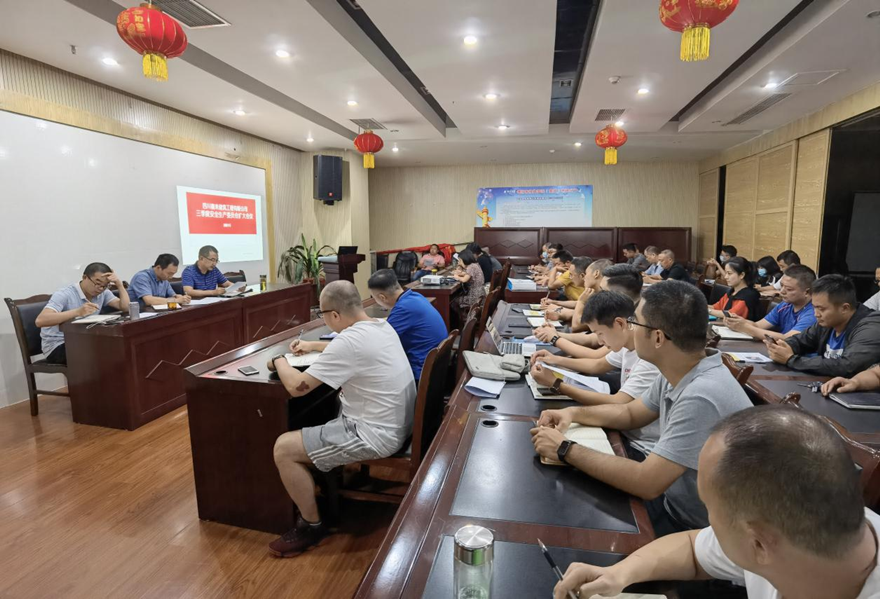 圖一：9月8日，嘉來(lái)建工召開安全生產(chǎn)擴(kuò)大會(huì)議，組織安委會(huì)成員、工程管理人員、分包合作單位現(xiàn)場(chǎng)負(fù)責(zé)人、安全管理員集體學(xué)習(xí)新《安全生產(chǎn)法》。_副本